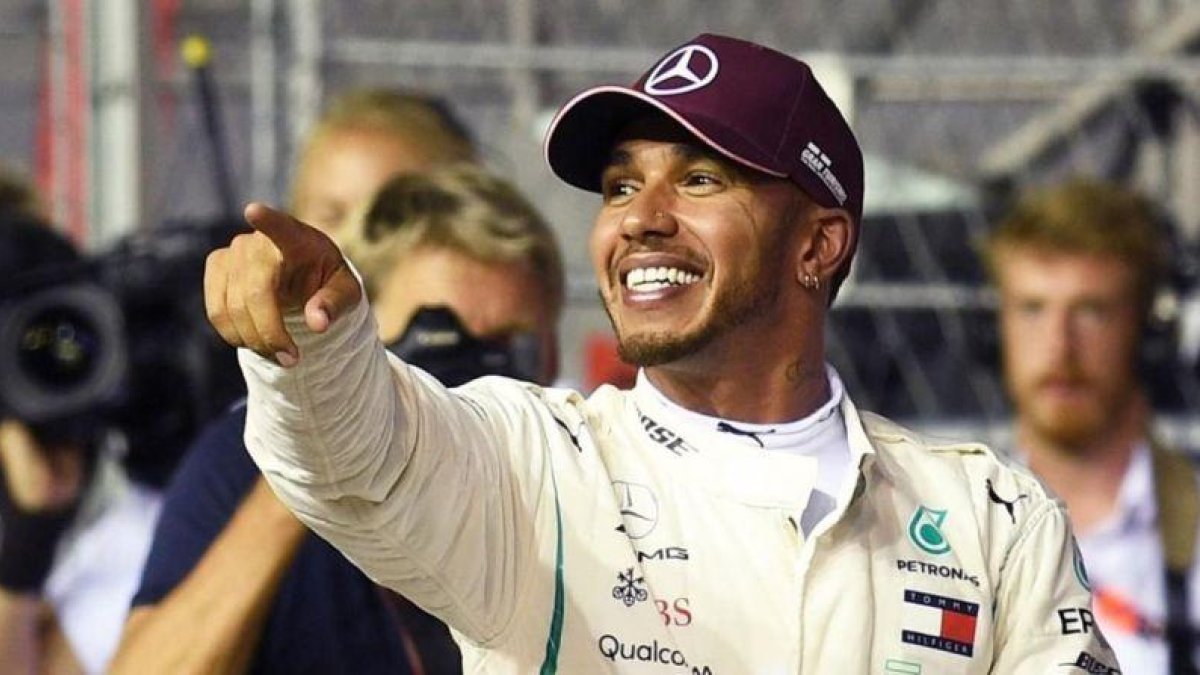 El británico Lewis Hamilton (Mercedes) celebra, en Singapur, su séptima pole de la temporada.-MANAN VATSYAYANA (AFP)