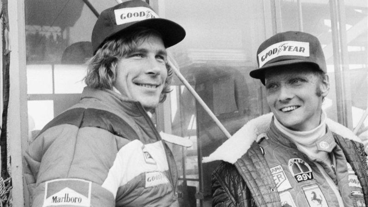 Niki Lauda (derecha) junto a James Hunt.-AP / NICK UT