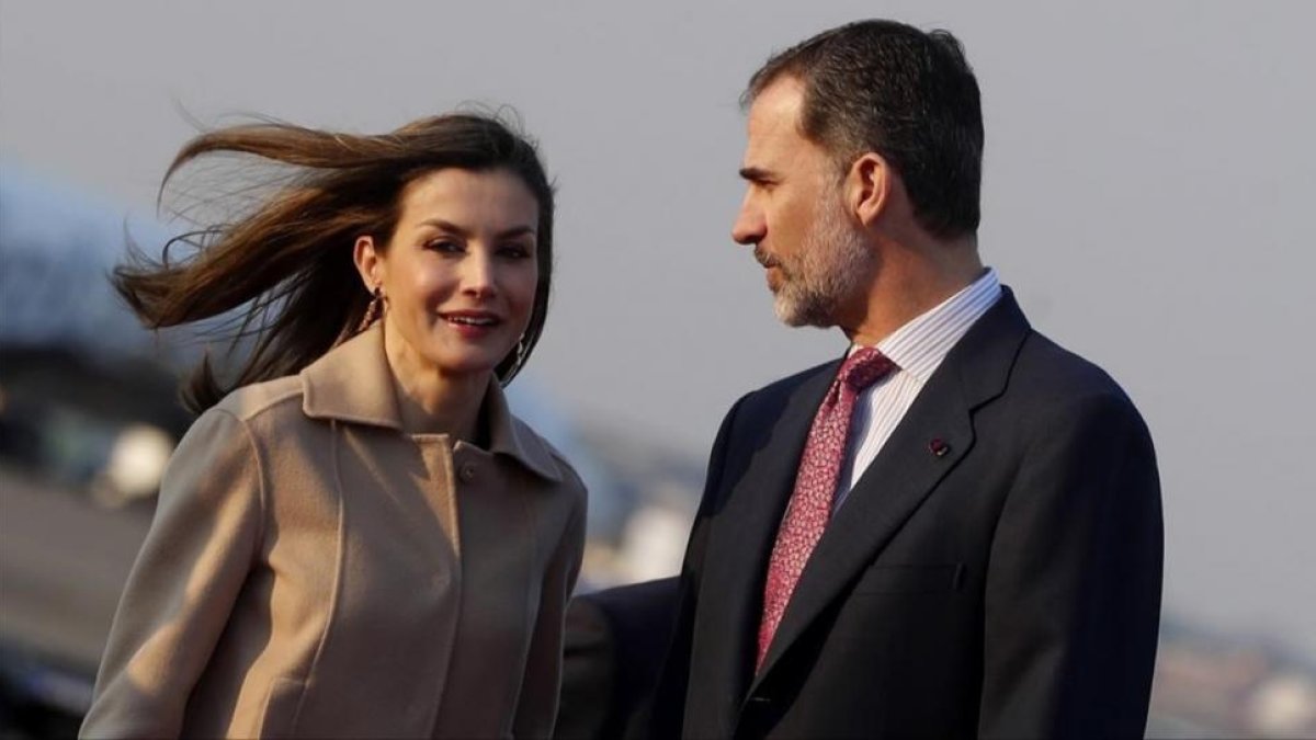 Felipe VI y la reina Letizia, a su llegada al aeropuerto de Haneda, en Tokio.-EFE