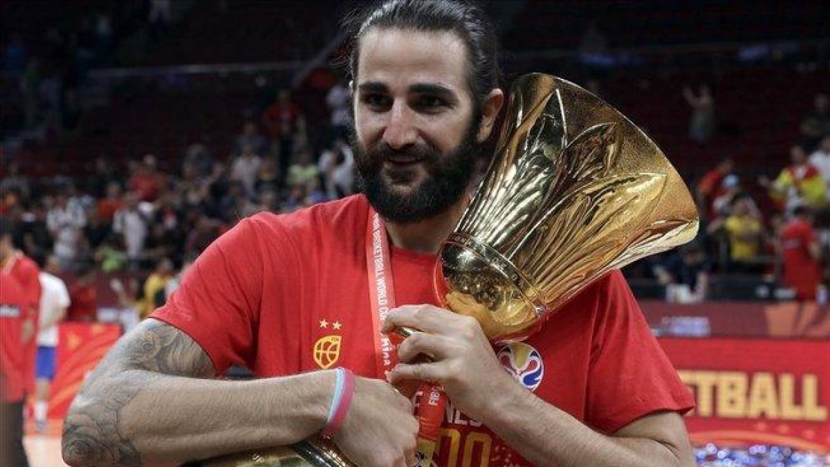 Ricky Rubio abraza el trofeo de campeón mundial tras la final.-MARK SCHIEFELBEIN (AP)