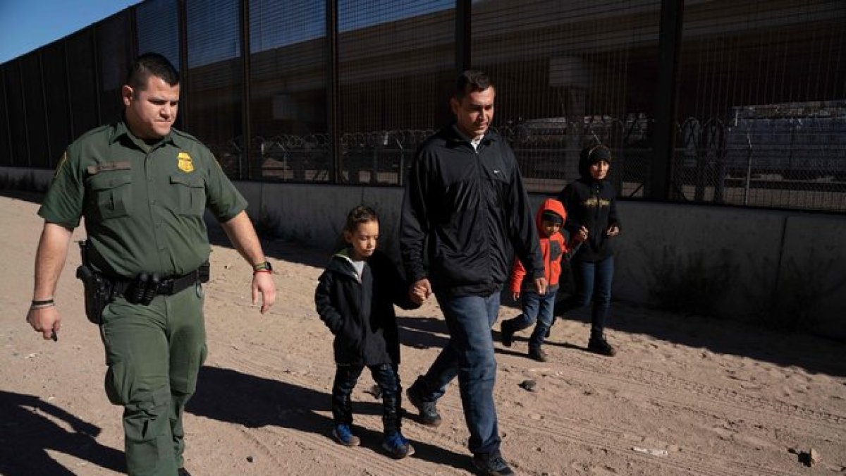 Una familia de inmigrantes detenida por la Patrulla Froteriza de los EEUU.-AFP