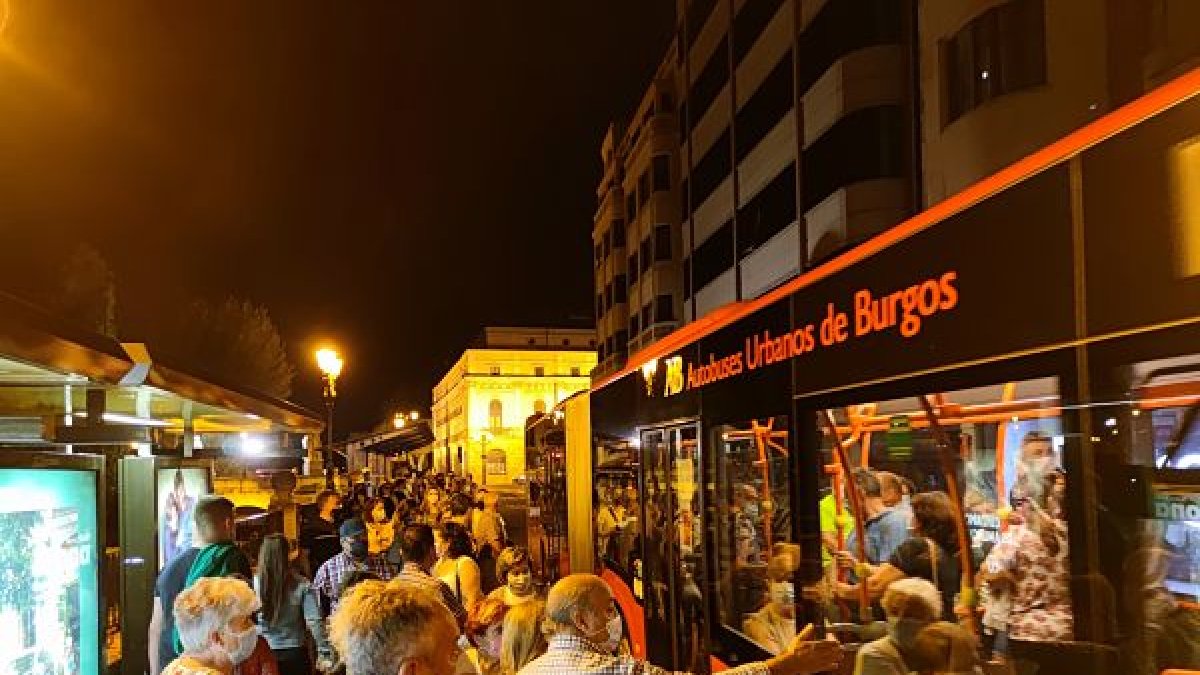 Fotografía faclitada por el grupo municipal de Podemos de los momentos de tensión que se vivieron ayer ante la falta de refuerzo del servicio de autobuses. ECB