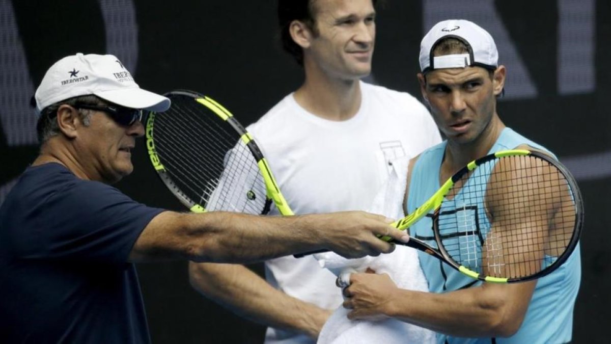 Toni Nadal, a la izquierda, junto a Carlos Costà y Rafael Nadal, en un entrenamiento en el Abierto de Australia.-AP / AARON FAVILA