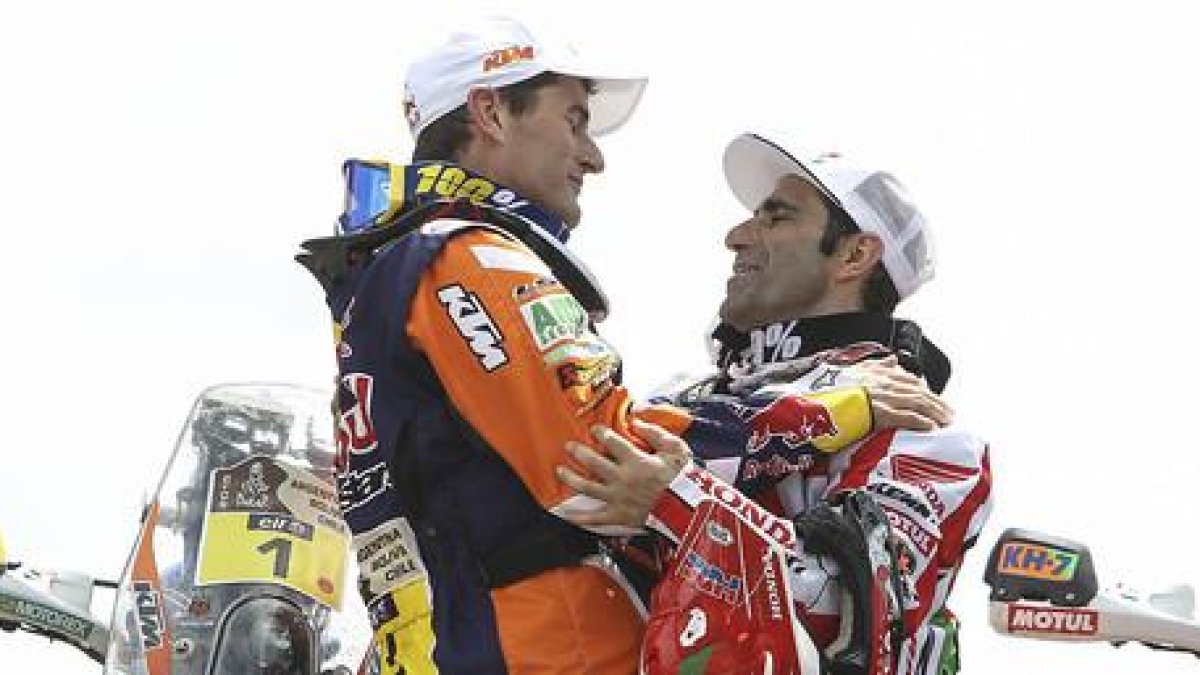 Marc Coma (izquierda) y Paulo Gonçalves festejan el final de Dakar 2015 en la meta de Buenos Aires.-EFE / DAVID FERNÁNDEZ