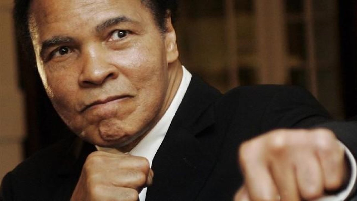 El exboxeador Mohammad Ali posa durante una entrega de premios en Suiza.-REUTERS / ANDREAS MEIER