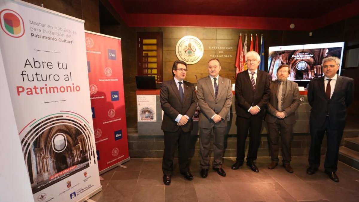 Los rectores de las Universidades de León, Valladolid y Burgos, José Ángel Hermida, Daniel Miguel, y Alfonso Murillo, respectivamente, junto con el director del máster, Miguel Ángel de la Iglesia, y el director de la Fundación Santa María, Juan Carlos Pri-ICAL