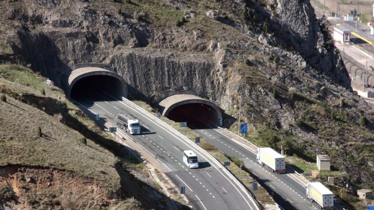 La autopista AP-1 cuenta con tercer carril en los puntos más complicados, como por ejemplo los túneles de Pancorbo.-G. G.