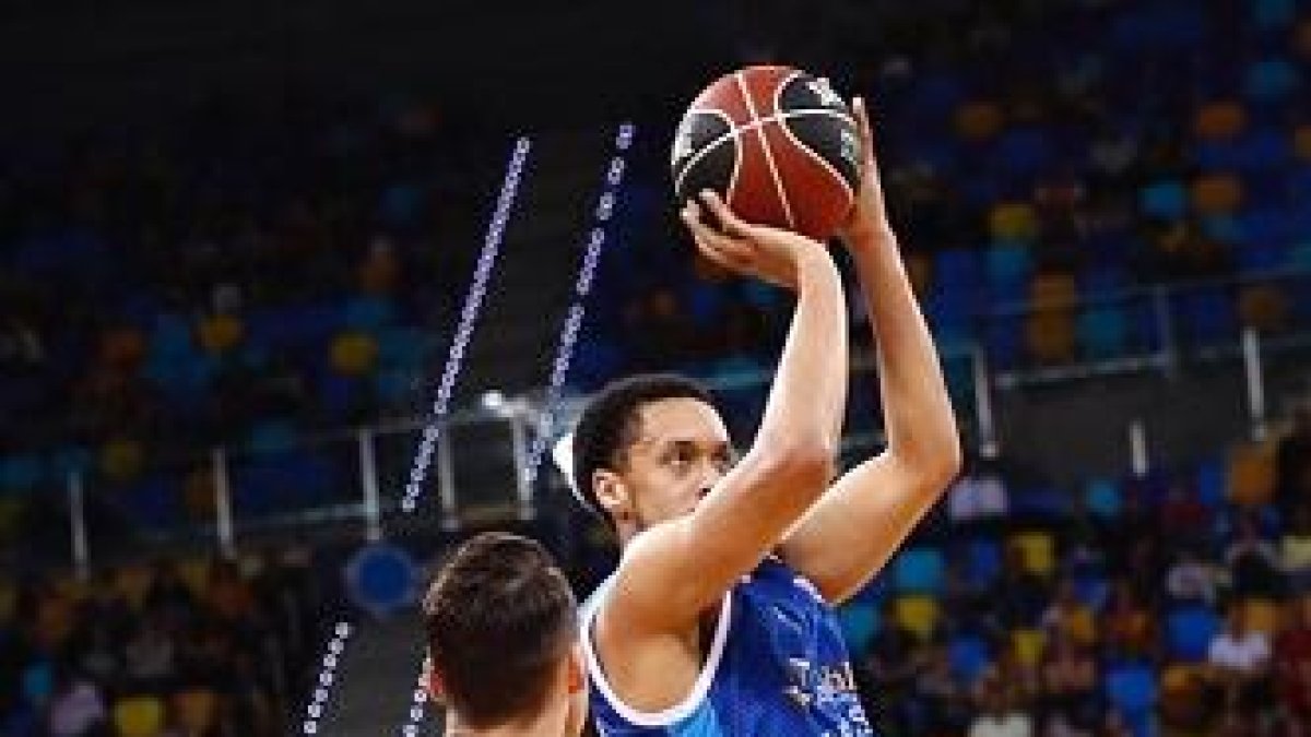 John Jenkins arma el lanzamiento-ACB PHOTO
