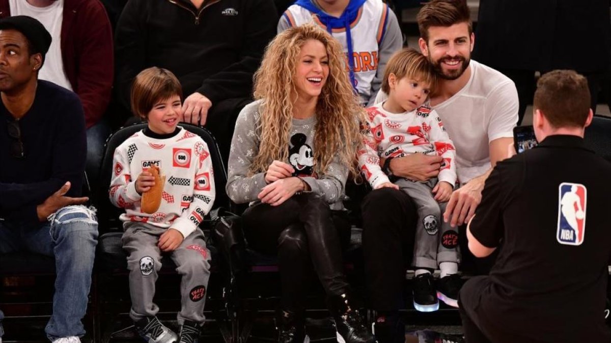 Shakira y Piqué, con sus hijos Sasha y Milan.-JAMES DEVANEY