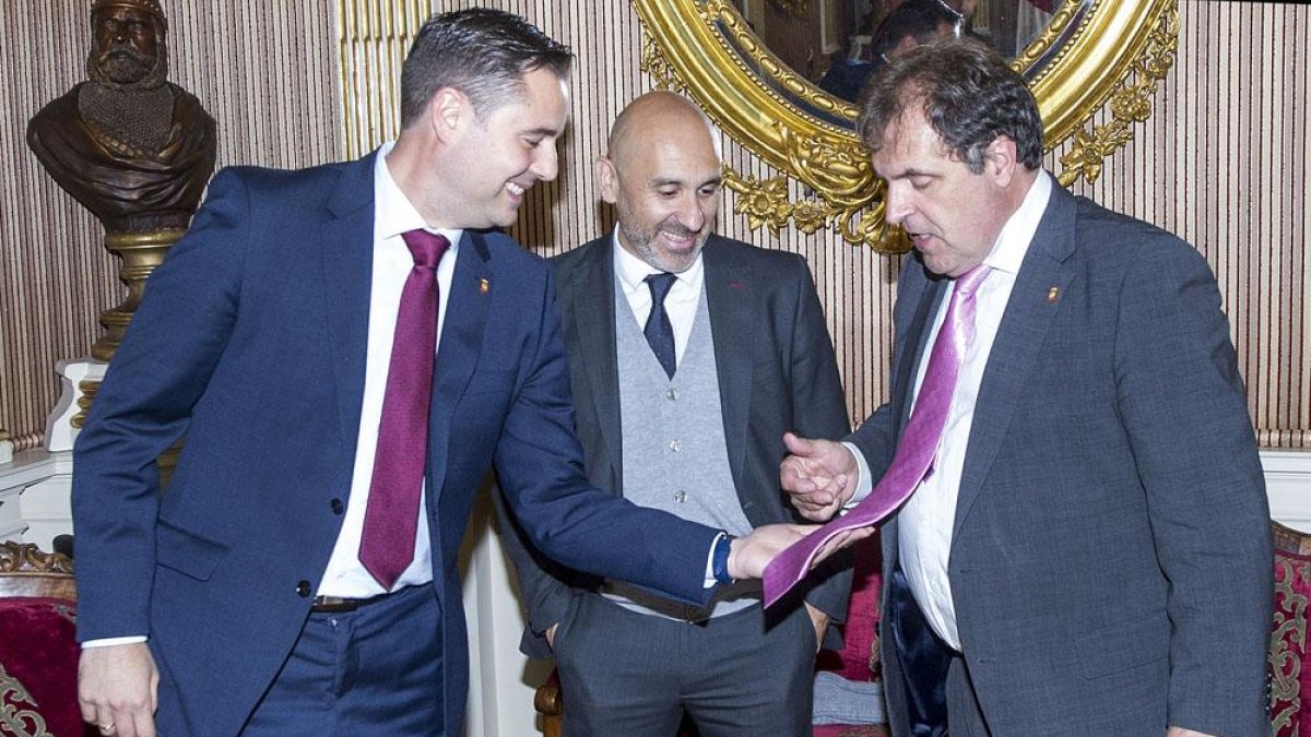 De la Rosa, Rodríguez y Velasco durante el encuentro.-ISRAEL L. MURILLO