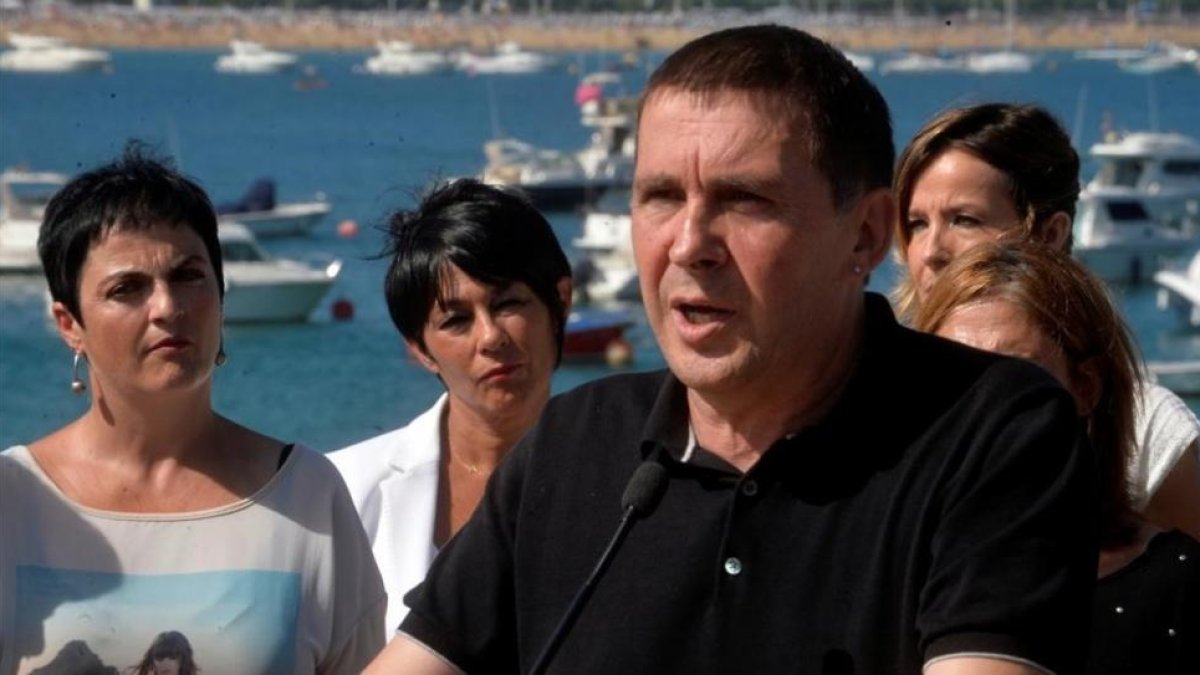 Arnaldo Otegi interviene en un acto de precampaña de EH Bildu en San Sebastián.-VINCENT WEST