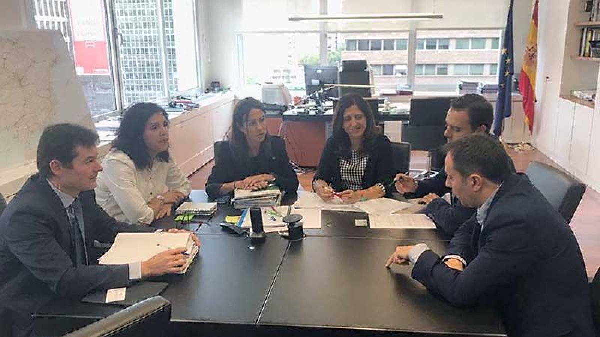 Un momento de la reunión mantenida ayer por los tres representantes burgaleses con representantes de Adif.-ECB