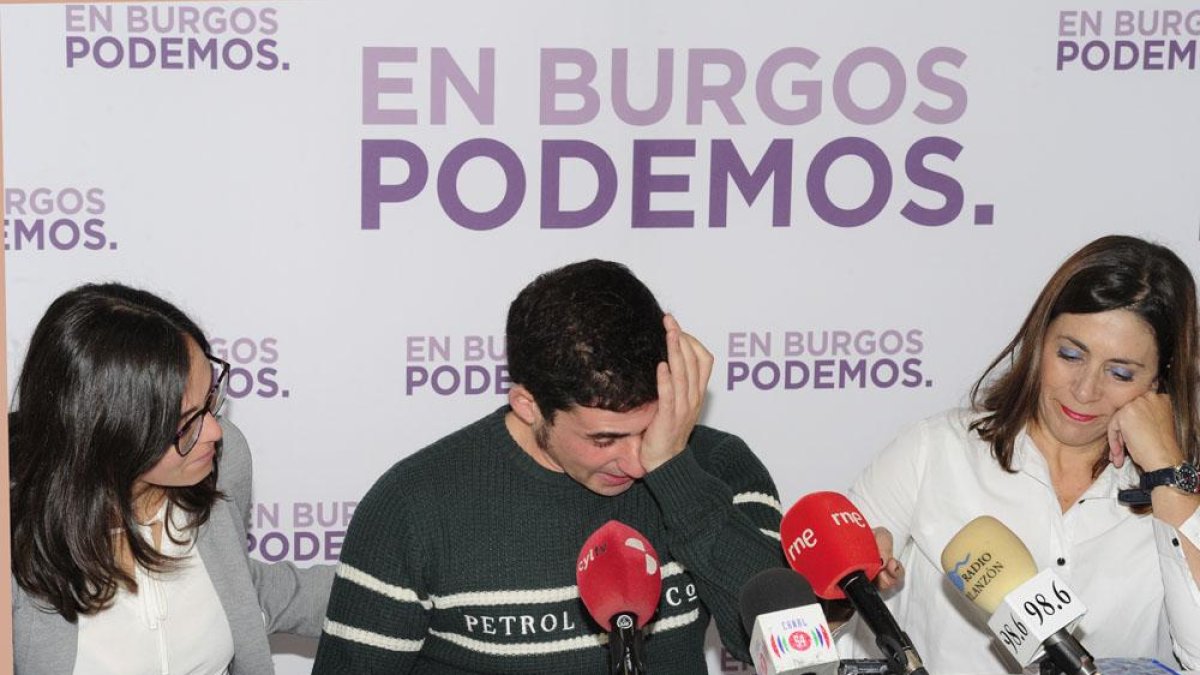 Salinero, durante la rueda de prensa, arropado por Laura Domínguez (izqda) y Marga Arroyo.-ISRAEL L. MURILLO