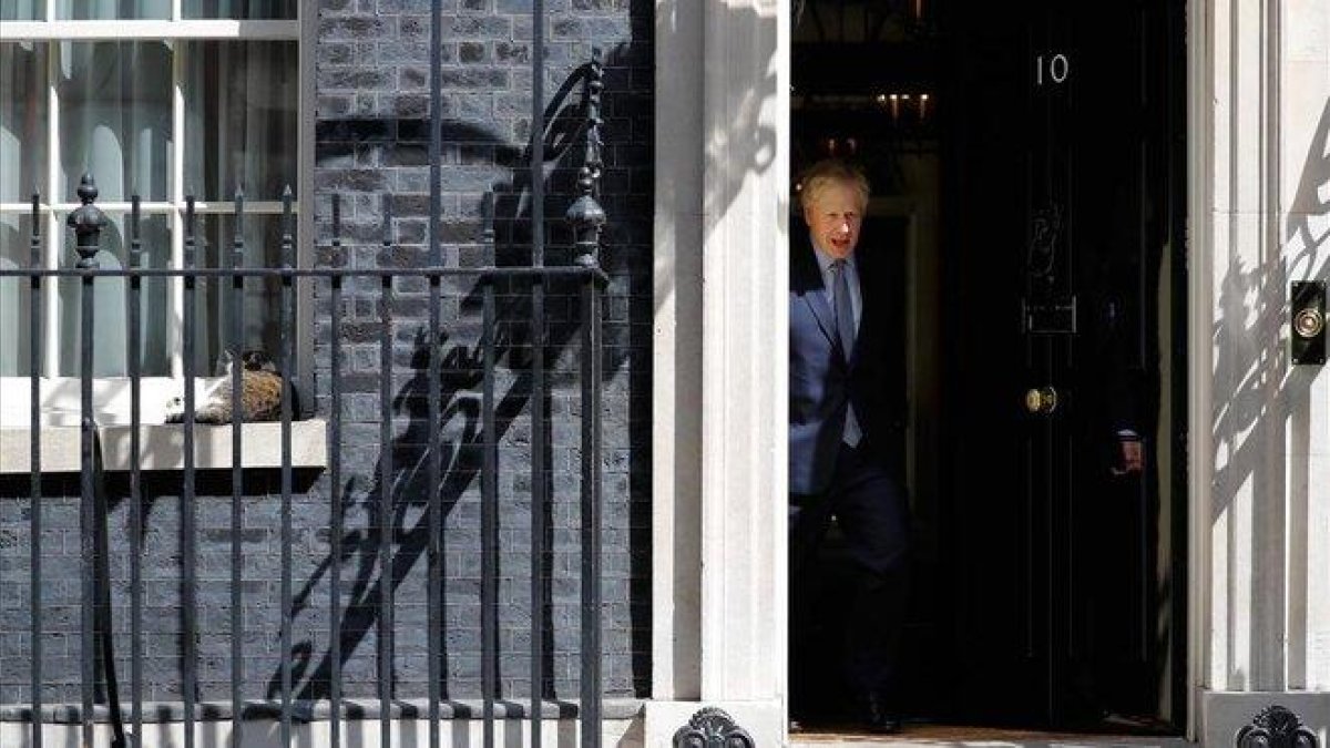 El primer ministro británico, Boris Johnson, sale de Downing Street el pasado martes.-TOLGA AKMEN (AFP)