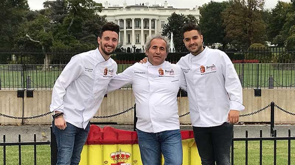 David Izquierdo, Roberto Da Silva y Ricardo Termiño posan con la bandera de España ante la Casa Blanca.-ECB