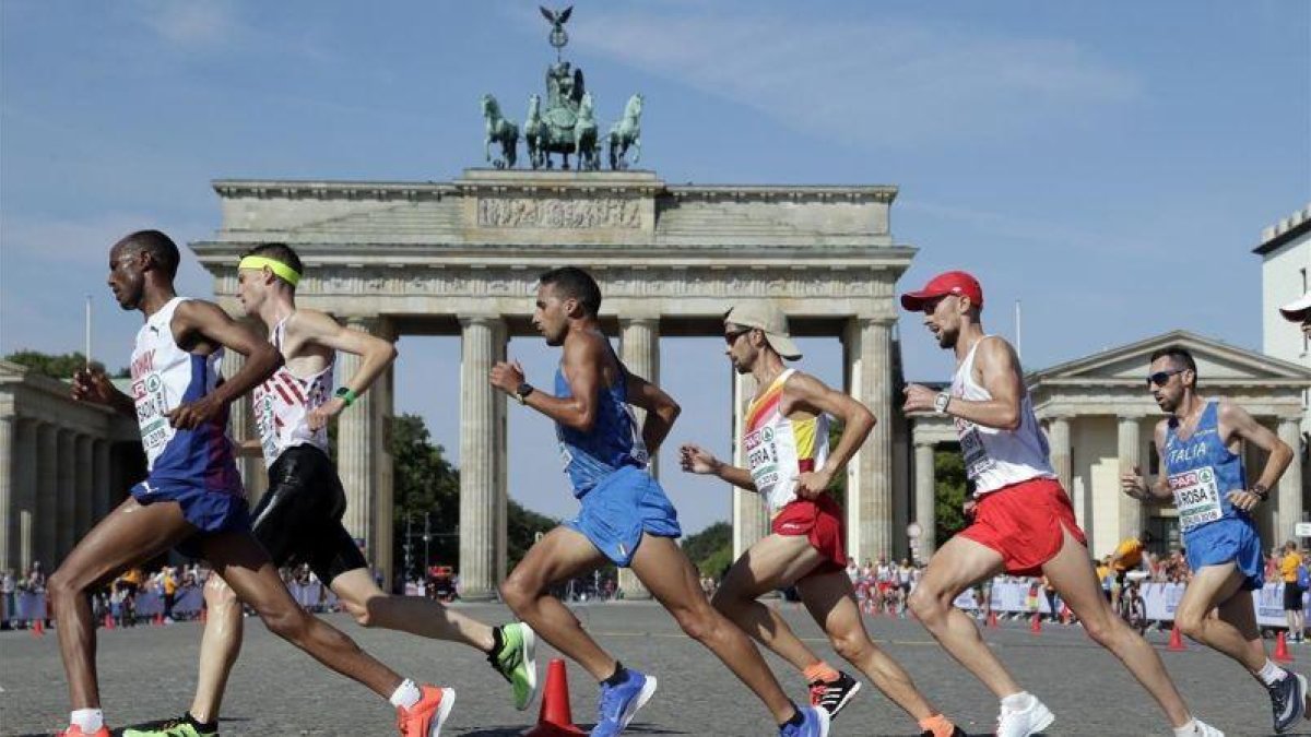 Javi Guerra, en el grupo delantero, cruza ante la Puerta de Brandenburgo.-AP / MICHAEL SOHN
