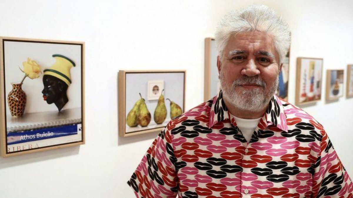 Pedro Almodóvar, en la inauguración de la exposición de sus fotografías de bodegones, en la Galería Marlborough, de Madrid.-MARISCAL (EFE)