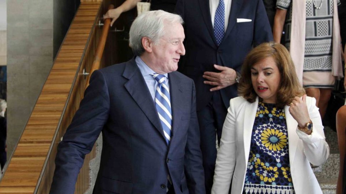 El editor del Grupo Promecal, Antonio Méndez Pozo, conversa con la vicepresidenta del Gobierno, Soraya Sáez de Santamaría-Ical