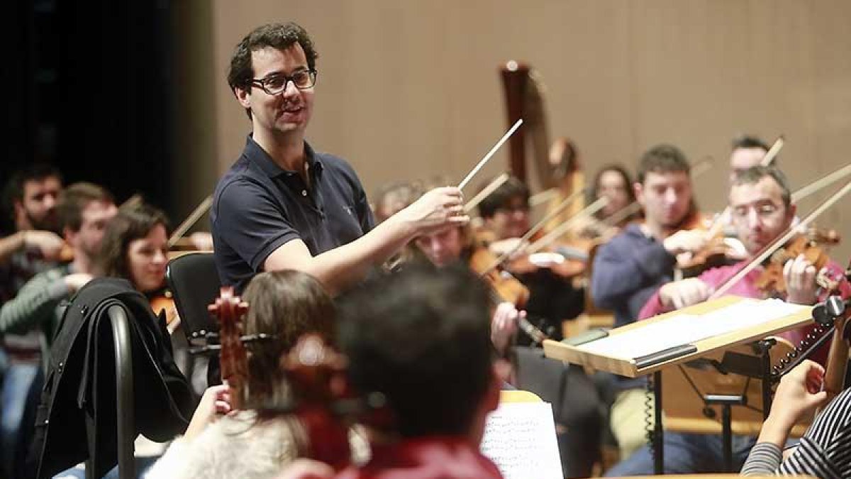 Fernando Velázquez, ayer durante el ensayo matutino con la OSBu en el Fórum.-Raúl Ochoa