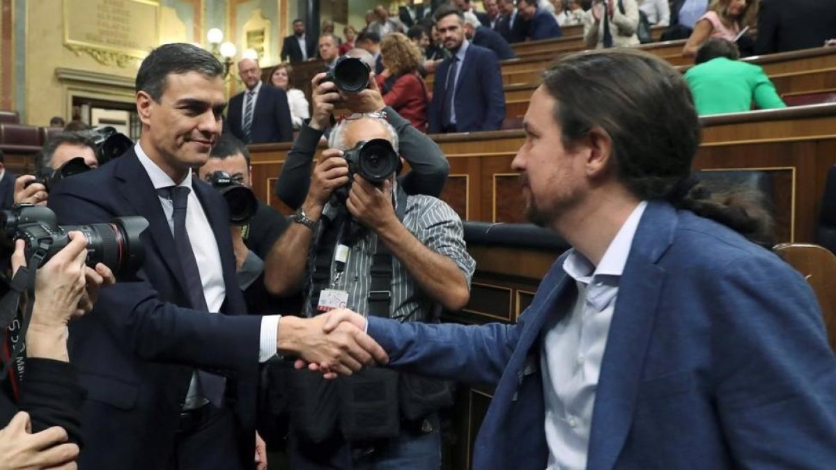 Pedro Sánchez saluda a Pablo Iglesias en el hemiciclo del Congreso tras el debate de la moción de censura.-EFE