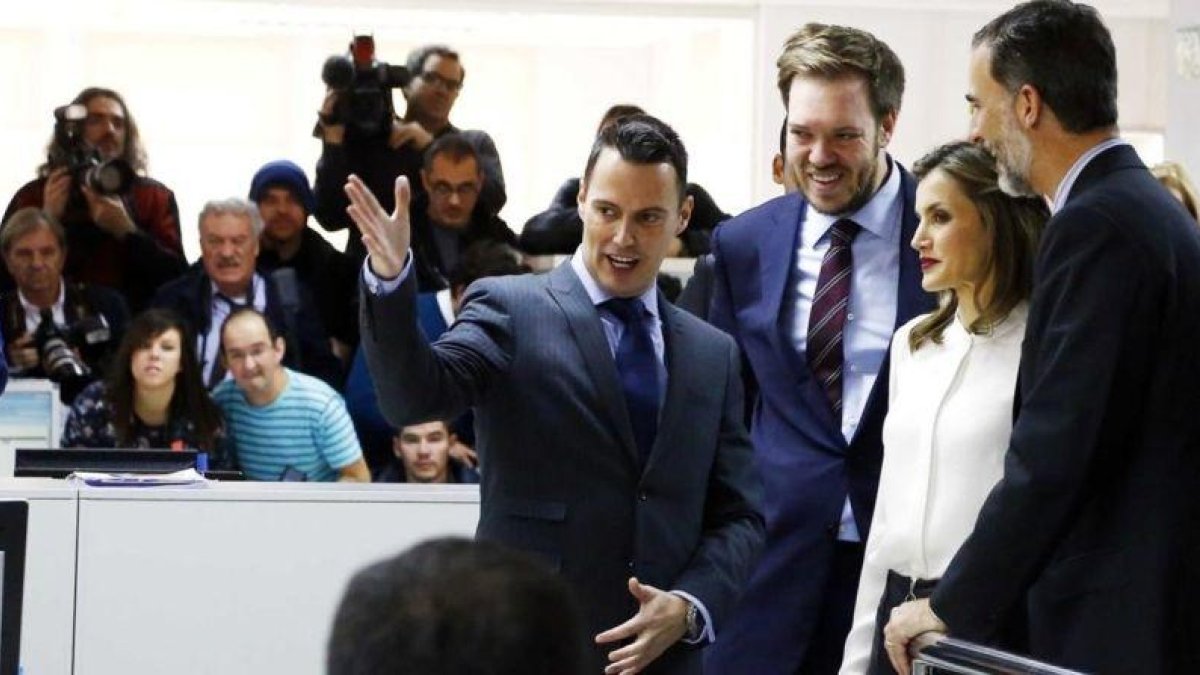 El presidente de Grupo Zeta, Antonio Asensio Mosbah y los Reyes Felipe VI y Letizia charlan con el director del área digital, Manu Bonachela.-AGUSTIN CATALAN