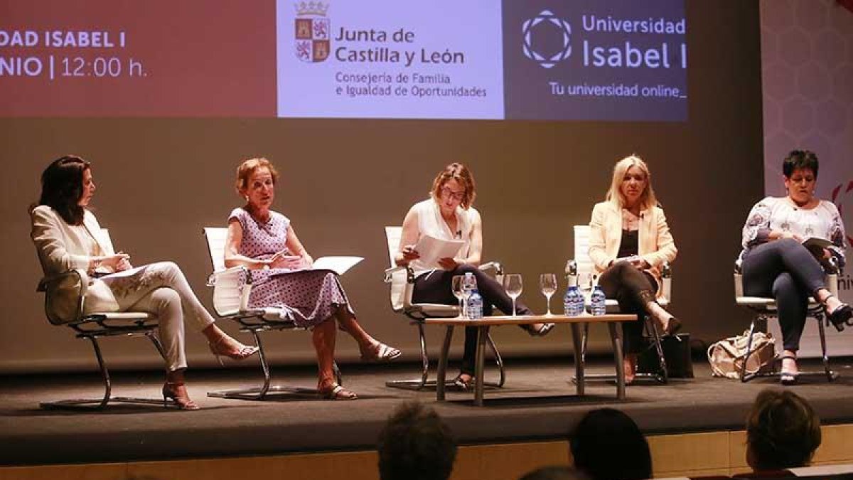Tras las ponencias, se desarrolló una mesa redonda.-RAÚL G. OCHOA