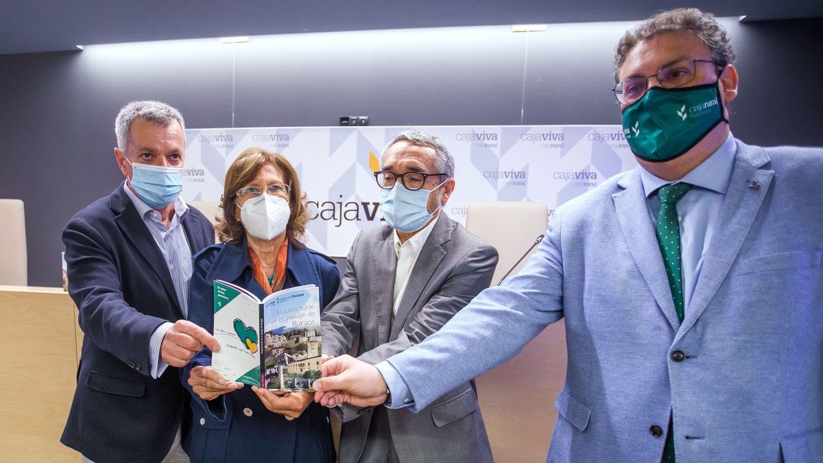 Los autores y Martínez Arcos sostienen el libro. TOMÁS ALONSO