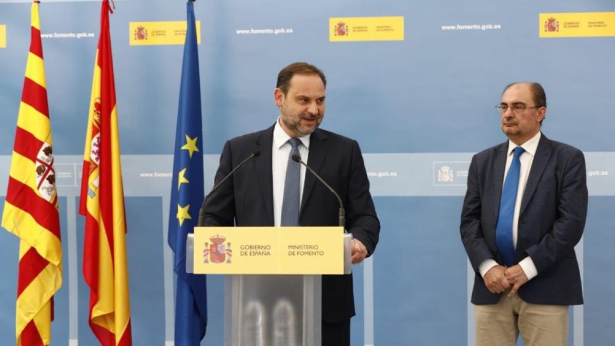 Abalos, hoy, en el acto de inauguración del tramo de la A-23 junto al presidente de Aragón Javier Lambán-EL PERIÓDICO