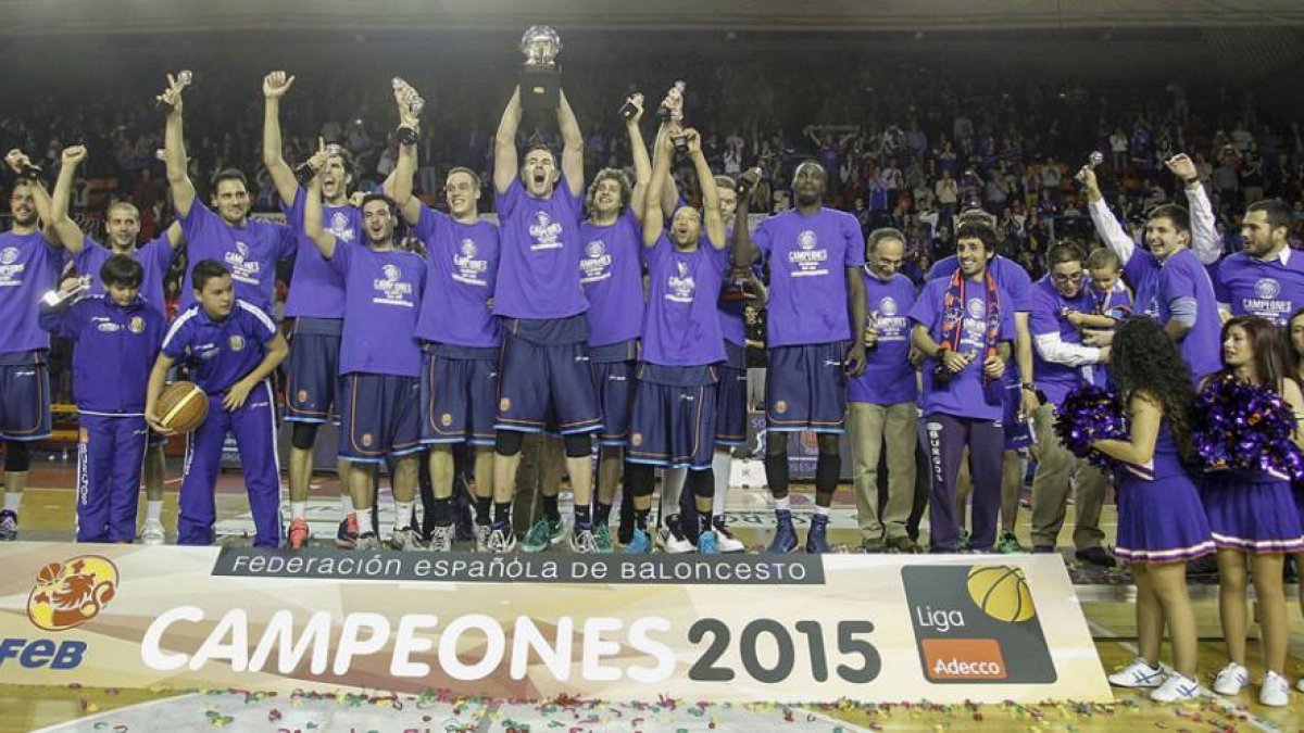 Jorge García alza la copa de campeones de liga junto a sus compañeros, cuerpo técnico y directivos, ayer.-SANTI OTERO