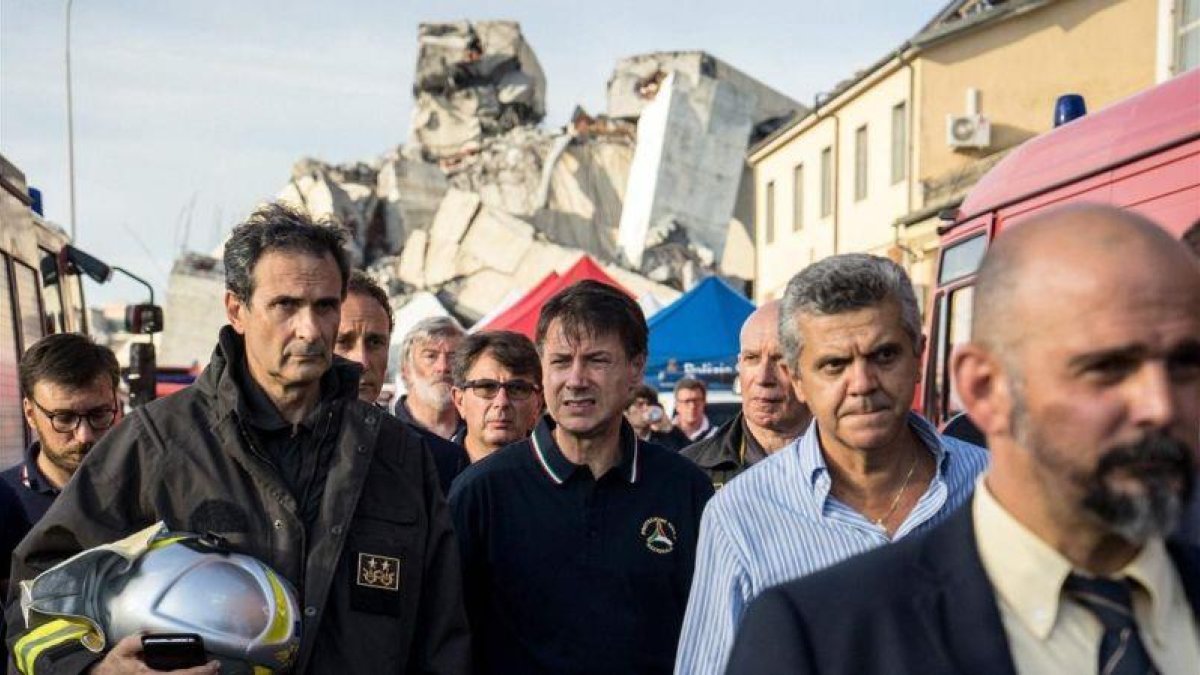El primer ministro italiano, Giuseppe Conte, visita la zona del siniestro, este martes.-FEDERICO SCOPPA