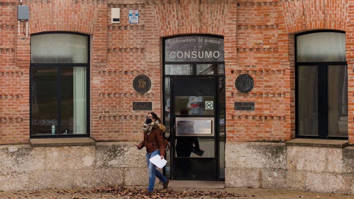 Una mujer sale de la Oficina Municipal de Información al Consumidor, en el parque del doctor Vara. TOMÁS ALONSO
