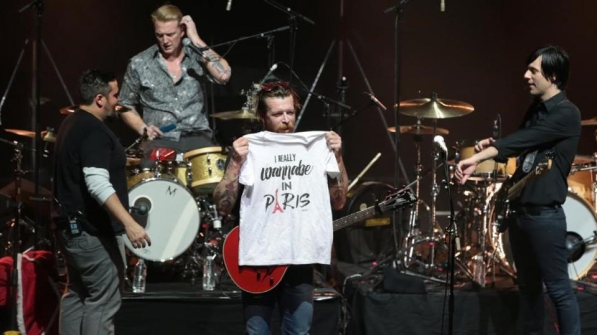 El cantante de Eagles of Death Metal, Jesse Hugues, enseña una camiseta que recuerda el atentado de la sala Bataclan de París, durante la actuación del grupo en el Olympia, el pasado mes de febrero.-JOEL SAGET
