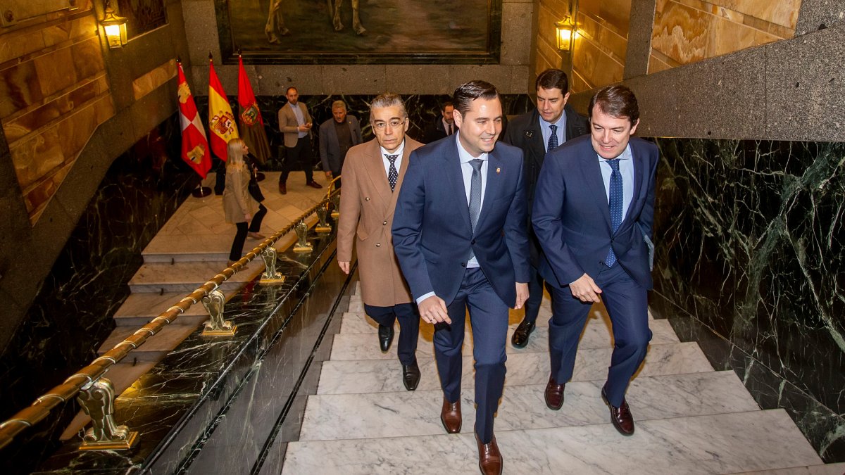 Alfonso Fernández Mañueco junto al alcalde de Burgos, Daniel de la Rosa. / SANTI OTERO