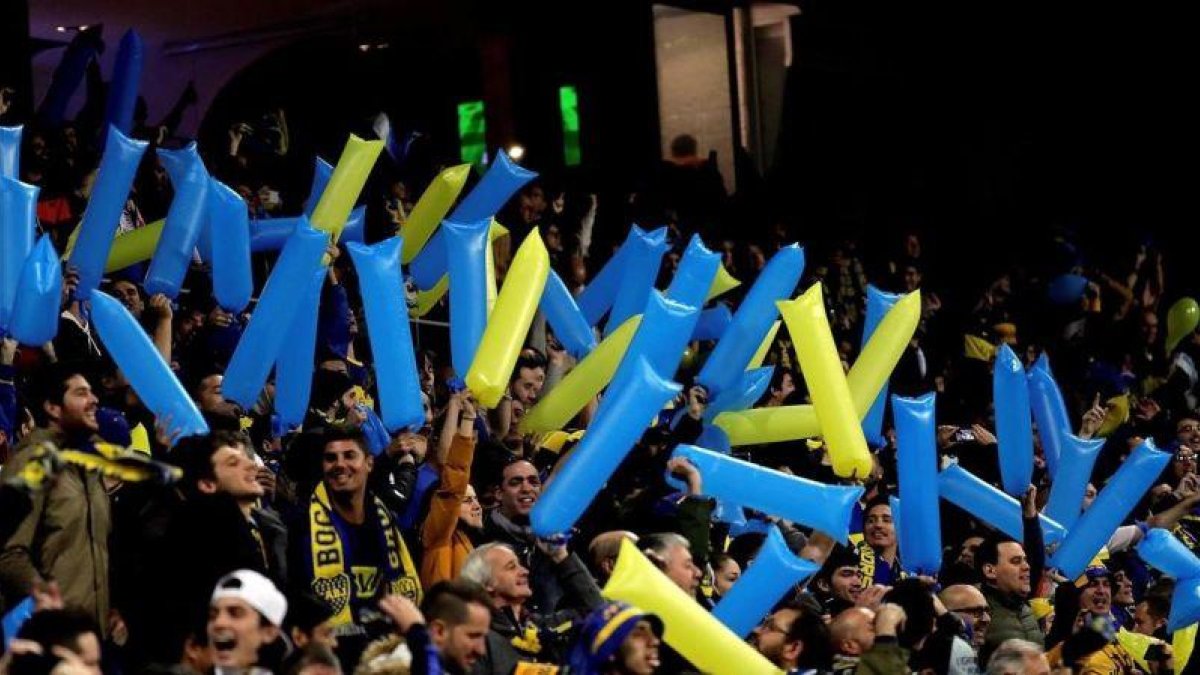 Los seguidores de Boca ya en el interior del Bernabeu.-EL PERIÓDICO