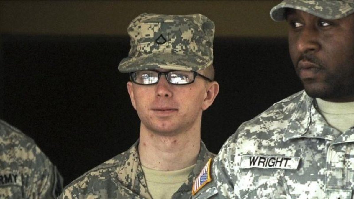 Manning (izquierda), custodiado por otro soldado, en Fort Meade (EEUU), el 22 de diciembre del 2011.-EFE / MICHAEL REYNOLDS