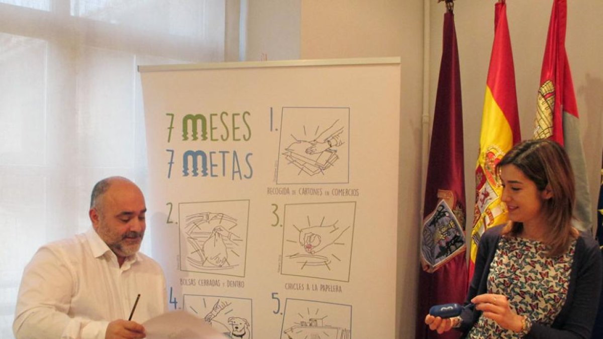 El concejal y la alcaldesa muestran el merchandising de la campaña.-E. M.