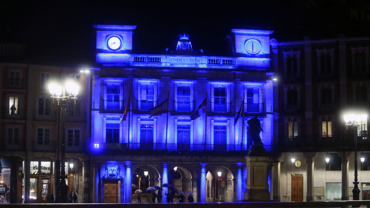 La fachada del Ayuntamiento se teñirá de azul el viernes 20 por la espondilitis anquilosante.