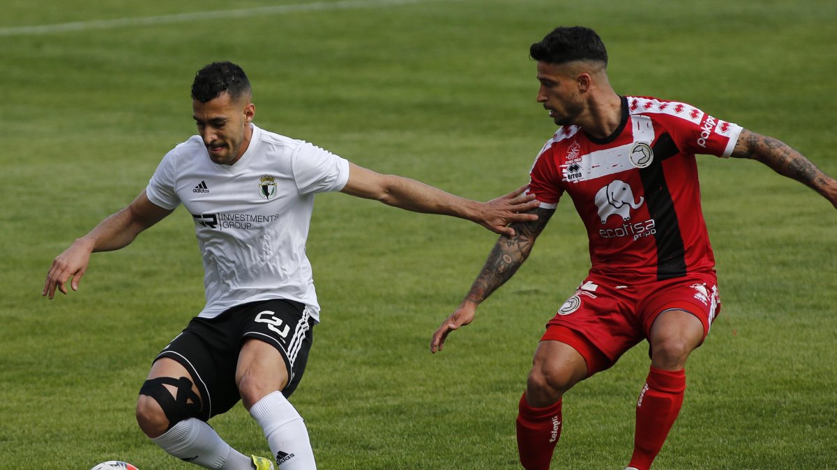 Álvaro Rodríguez controla el balón. SANTI OTERO