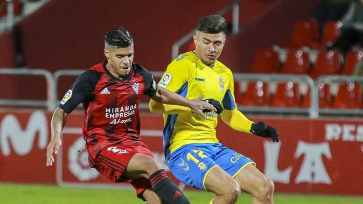 Carlos Julio conduce un balón ante un jugador de la UDLas Palmas en el choque de ayer en Anduva-La Liga