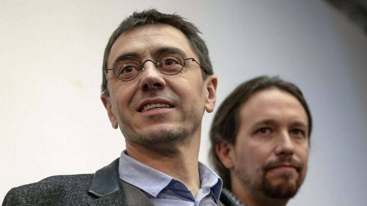 Juan Carlos Monedero, exnúmero 3 de Podemos, y Pablo Iglesias, secretario general del partido, en un reciente acto en febrero.-Foto: EFE / EMILIO NARANJO