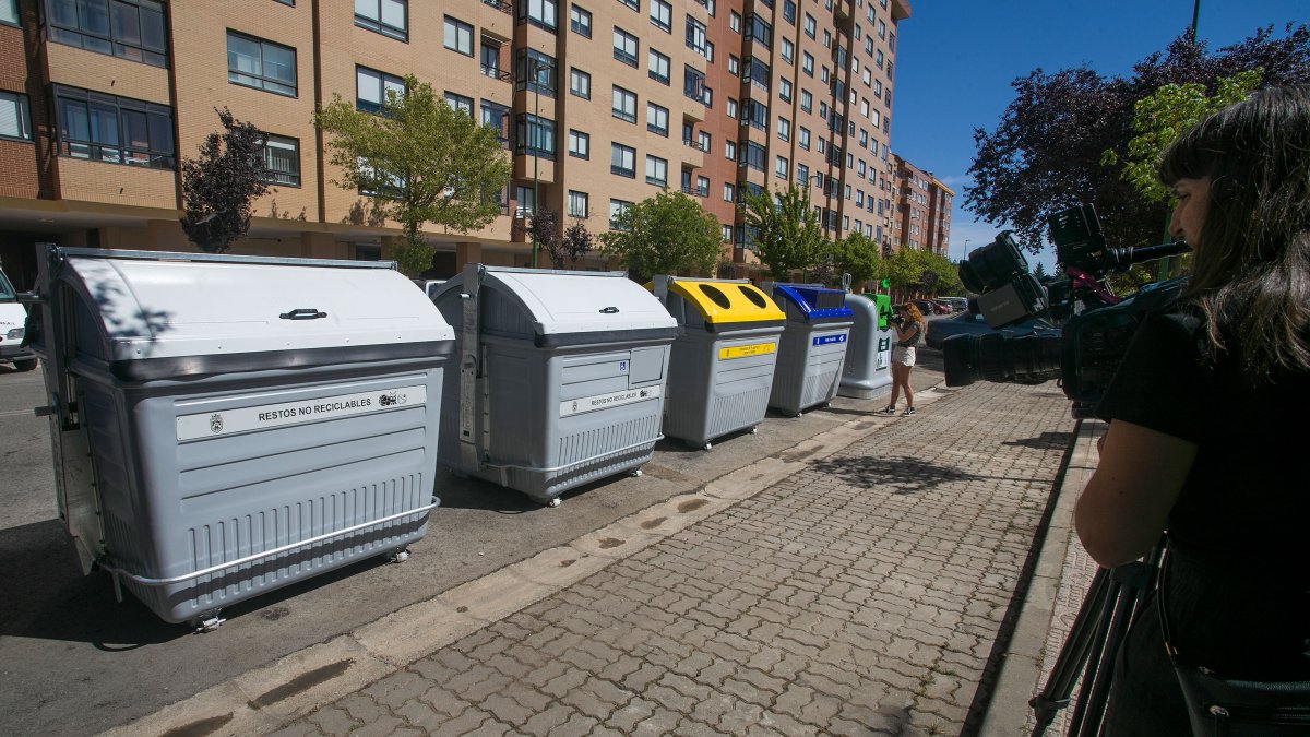 Imagen del inicio de instalación de contenedores en las islas ecológicas.