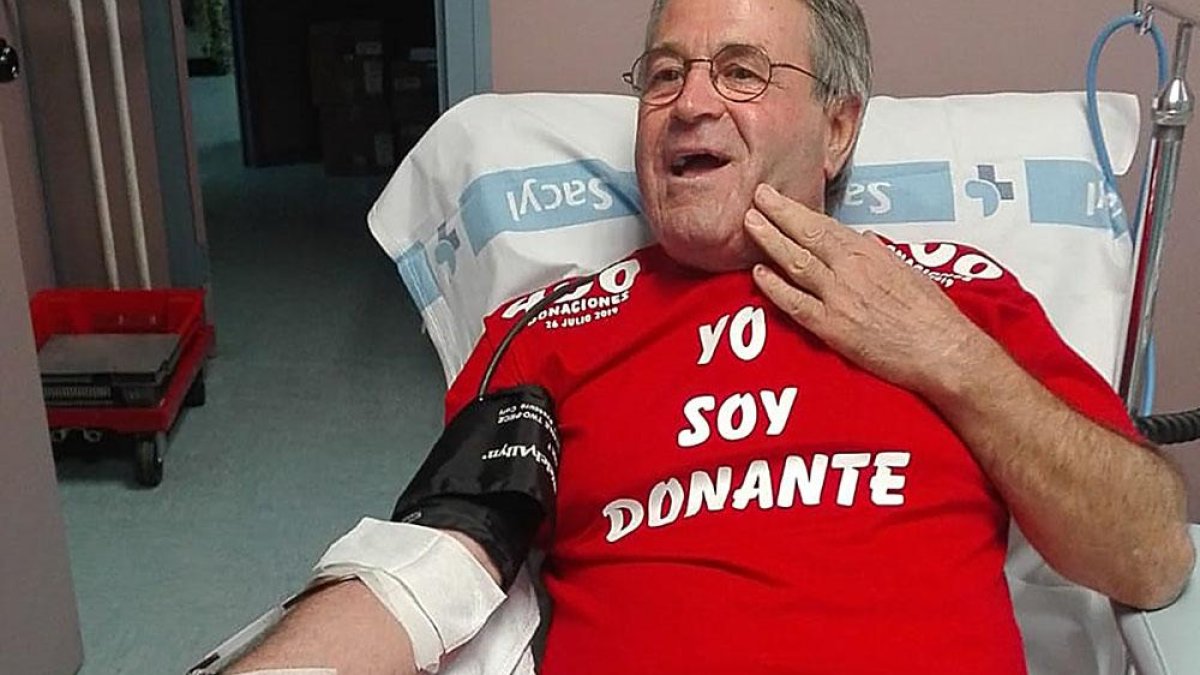 El presidente de la Hermandad, Francisco del Amo, durante la donación.-SANTI OTERO