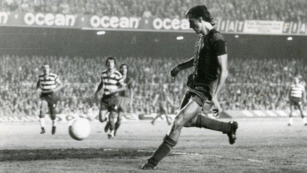 Johan Cruyff, el día de su debut como jugador del Barça, contra el Granada.-