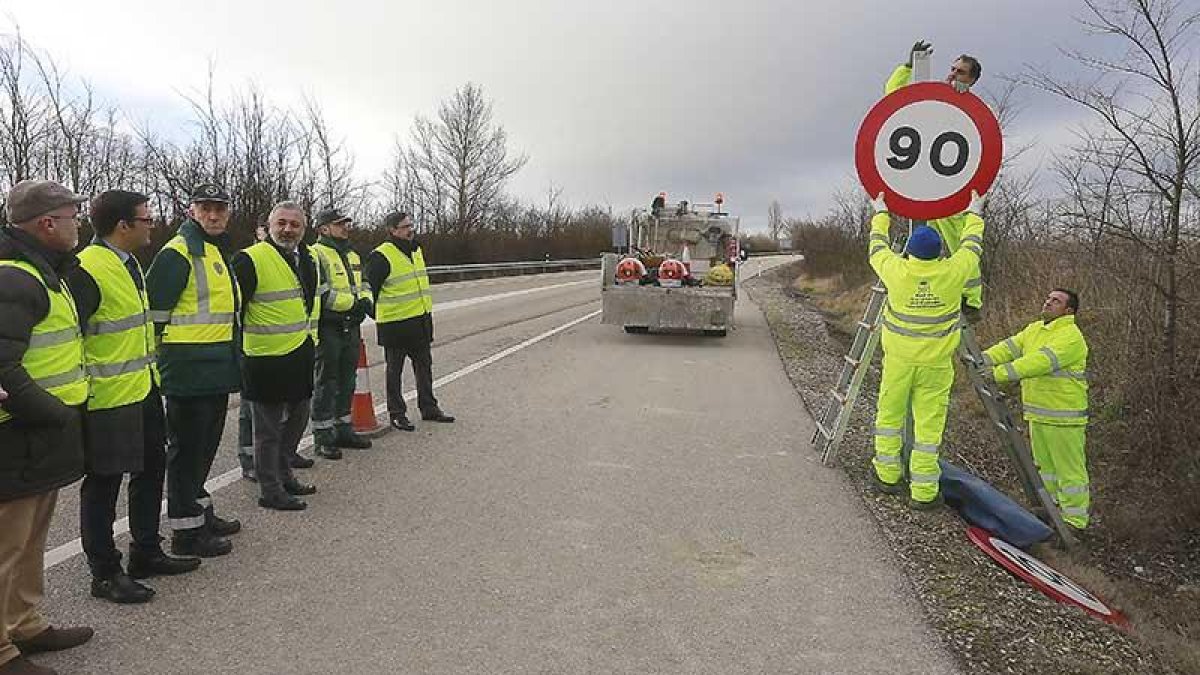 Tres operarios sustituyeron ayer la señal de 100 kilómetros por una de 90 en la N-I.-RAÚL G. OCHOA