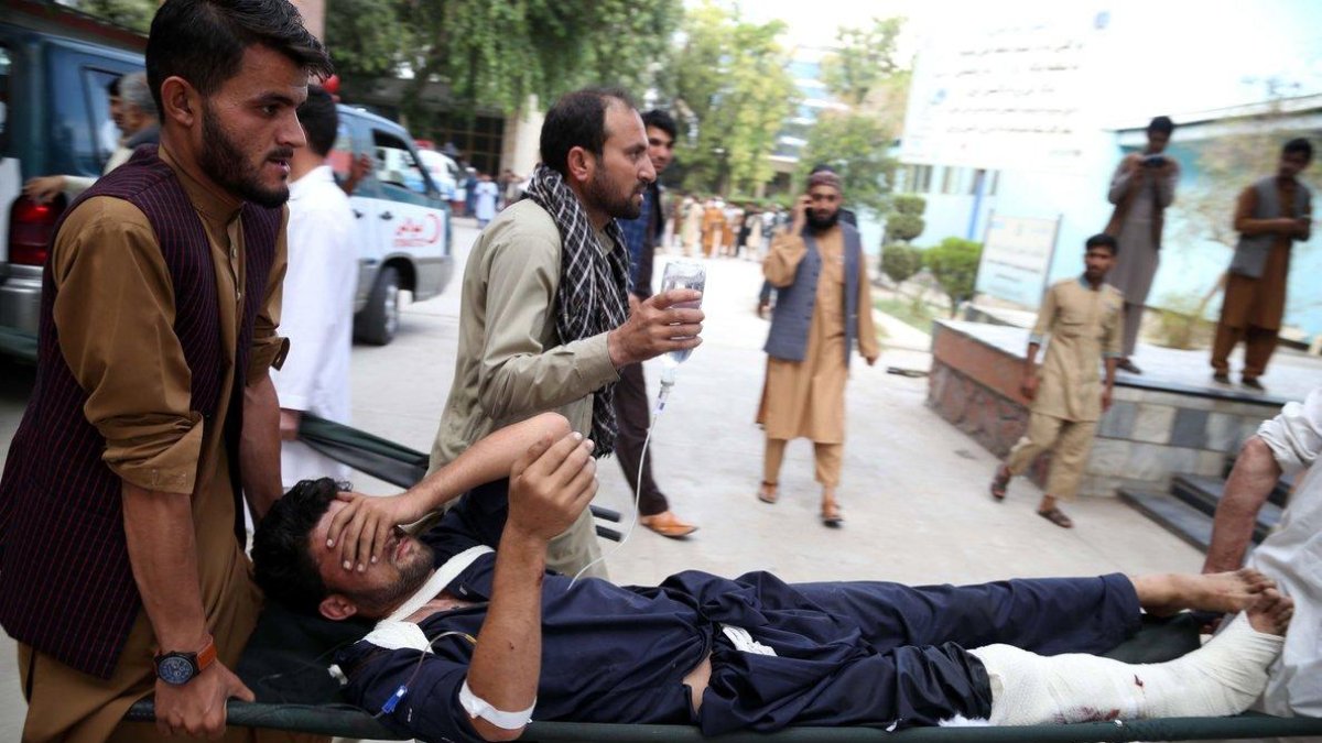 Un hombre porta en camilla a un herido tras un ataque suicida en un acto de campana para las elecciones parlamentarias del proximo 20 de octubre en la provincia de Nangarhar en Jalalabad Afganistan EFE Ghulamullah Habibi-