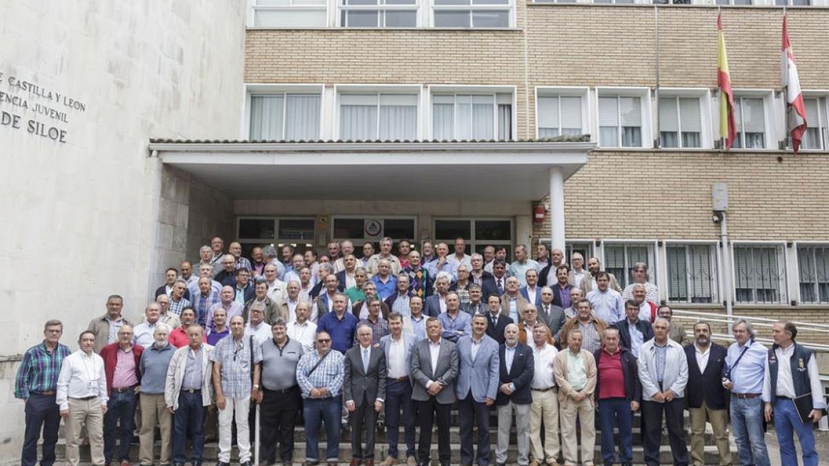 Foto de familia a la entrada de la residencia Gil de Siloé.-SANTI OTERO