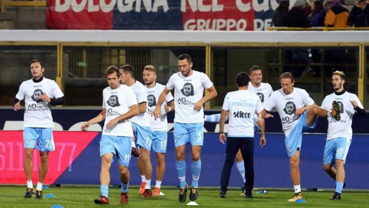 Jugadores del Lazio calientan con una camiseta que reza No al antisemitismo.-/ AP / GIORGIO BENVENUTI