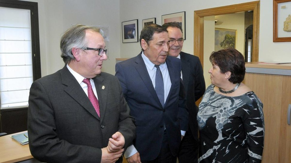 El delegado territorial de la Junta de Castilla y León, Javier López Escobar; el consejero de Sanidad, Antonio María Sáez Aguado; el gerente del Hospital de Segovia, José Manuel Vicente; y la alcaldesa de Segovia, Clara Luquero, durante la visita del cons-ICAL