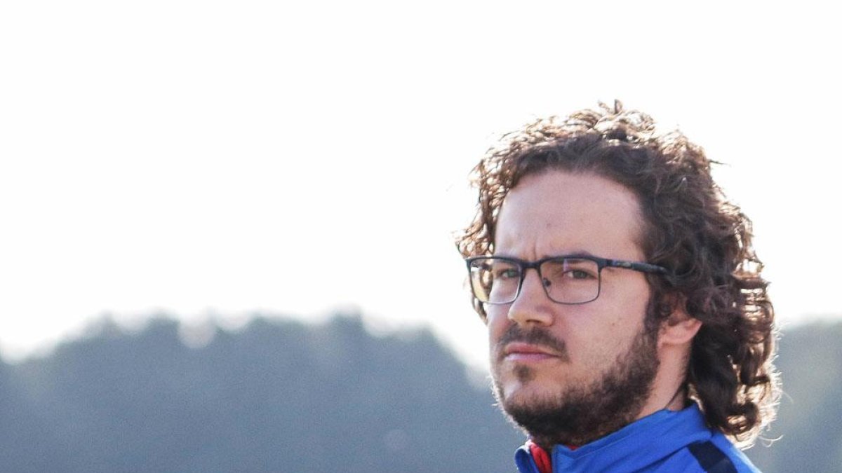 José Ángel de la Iglesia ‘Pechu’ sigue atento un partido-Alba Delgado / BCF