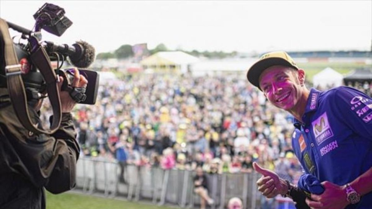 El italiano Valentino Rossi, nueve veces campeón del mundo e icono del Mundial, saluda, el pasado jueves, al público presente en la subasta de Silverstone.-MIRCO LAZZARI